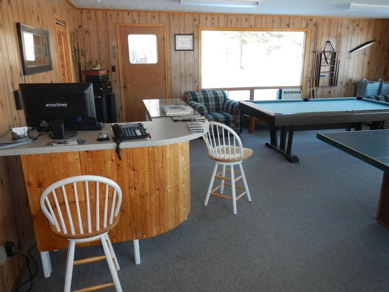 Limerick Lake Lodge And Marina Gilmour Bagian luar foto